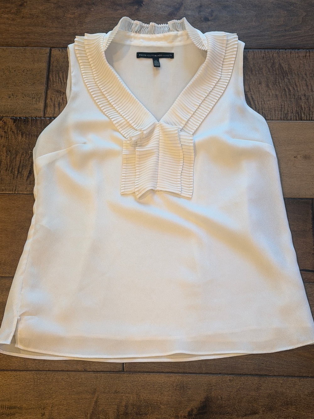 White Sleeveless Ruffle V-Neck Top by White House Black Market Size 2